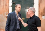 Der zwielichtige Geschäftsmann Marco Puntera (Hans Uwe Bauer, rechts) warnt Renato Penzo (Stephan Grossmann). Der zwielichtige Geschäftsmann Marco Puntera (Hans Uwe Bauer, rechts) warnt Renato Penzo (Stephan Grossmann).