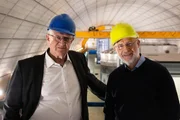 In einem der gr&ouml;&szlig;ten unterirdischen Labors der Welt - dem "Gran Sasso National Laboratory", Italien - trifft Harald Lesch (r.) den Wissenschaftler Prof. Manfred Lindner (l.) und diskutiert mit ihm, wie man hier Dunkle Materie finden will.