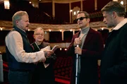 Im Theater: Haller (Philipp Hochmair, 2. v. re.) und Niko (Andreas Guenther, re.) suchen Max (Roland Koch, li.) auf.