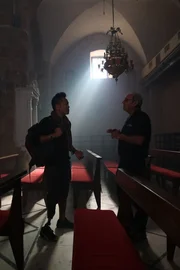 Akkon, Israel - Dr. Albert Lin (L) spricht mit Dr. Eliezer Stern in der St. Andreas-Kirche in Akkon.