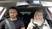 Estefania begleitet ihren Ali zur theoretischen F&uuml;hrerscheinpr&uuml;fung
