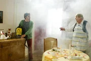 Mit Chemie gegen Schimmel!? Fritz Fuchs (Guido Hammesfahr, l.) zweifelt, ob die Methode seines Nachbarn Paschulke (Helmut Krauss, r.) hilft.