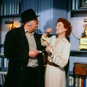 Meister Eder (Gustl Bayrhammer) und Frau Hofmann (Veronika Faber). Weiteres Bildmaterial finden Sie unter www.br-foto.de.