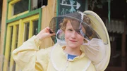 Margarete lernt in ihrer Bienen-AG, wie man sich um Bienen kümmert, wie Honig entsteht und warum Bienen so wichtig für die Natur sind. Sie trägt dabei sogar einen richtigen Imker-Anzug. Margarete lernt in ihrer Bienen-AG, wie man sich um Bienen kümmert, wie Honig entsteht und warum Bienen so wichtig für die Natur sind. Sie trägt dabei sogar einen richtigen Imker-Anzug.