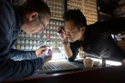Akko, Israel - Dr. Albert Lin (R) beobachtet, wie Dr. Robert Kool von der israelischen Altertumsbeh&ouml;rde eine M&uuml;nze aus der Kreuzfahrerzeit untersucht.