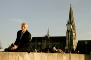In Regensburg: Udo Wachtveitl auf der Steinernen Brücke mit dem Dom im Hintergrund. In Regensburg: Udo Wachtveitl auf der Steinernen Brücke mit dem Dom im Hintergrund.