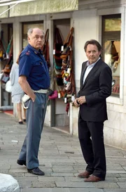 Commissario Brunetti (Uwe Kokisch, r.) und Sergente Vianello (Karl Fischer) versuchen einen Mord im Umfeld der Operndiva Flavia Petrelli aufzuklären. Commissario Brunetti (Uwe Kokisch, r.) und Sergente Vianello (Karl Fischer) versuchen einen Mord im Umfeld der Operndiva Flavia Petrelli aufzuklären.