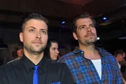 John (Felix von Jascheroff, li.) und Leon (Daniel Fehlow) sind von der Band 'Lovers Electric', die ein Konzert im Mauerwerk gibt, begeistert. John (Felix von Jascheroff, li.) und Leon (Daniel Fehlow) sind von der Band 'Lovers Electric', die ein Konzert im Mauerwerk gibt, begeistert.