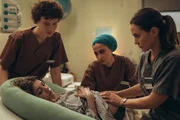 Lou (Lisa Moell, 2.v.l.) bringt ihr Kind anonym zur Welt. Greta (Lydia Amasko, l.) und Meryem (Tua El-Fawwal, 2.v.r.) sind für die junge Frau da. Das Kind wird direkt nach der Geburt zur Adoption freigegeben. Dr. Mohn (Katia Fellin, r.) behält Lou im Blick – mehr, als sie sich selbst erklären kann. Lou (Lisa Moell, 2.v.l.) bringt ihr Kind anonym zur Welt. Greta (Lydia Amasko, l.) und Meryem (Tua El-Fawwal, 2.v.r.) sind für die junge Frau da. Das Kind wird direkt nach der Geburt zur Adoption freigegeben. Dr. Mohn (Katia Fellin, r.) behält Lou im Blick – mehr, als sie sich selbst erklären kann.