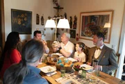 Beim Essen mit der Familie von Z&uuml;low im bayerischen Bodenmais erlebt Guido Cantz, wie der &bdquo;Suppenbrunzer&ldquo; funktioniert.