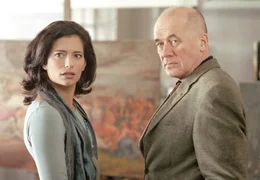 Fachleute unter sich: die Kunstrestauratorin Sophie Schumacher (Sandra Speichert) und ihr Vorgesetzter Prof. Eduard Leunitz (Hanns Zischler).