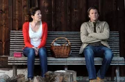 Emma bestellt die frisch Getrennten ohne ihr Wissen zusammen zur Waldhütte. Von links: Annalena Brunner (Heidrun Gärtner) und Sebastian Wildner (Herbert Ulrich). Emma bestellt die frisch Getrennten ohne ihr Wissen zusammen zur Waldhütte. Von links: Annalena Brunner (Heidrun Gärtner) und Sebastian Wildner (Herbert Ulrich).