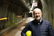 1400 Meter tief in einem Felsen versucht man, Dunkle Materie aufzusp&uuml;ren. Warum hier? Und welche entscheidende Rolle spielt Dunkle Materie beim Anfang von allem &ndash; dem Urknall? Harald Lesch ist dem R&auml;tsel auf der Spur.
