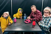 Jan Fitze und die Kinder der Familie Ravi-Pinto, Zeno, Giada und Gaia Jan Fitze und die Kinder der Familie Ravi-Pinto, Zeno, Giada und Gaia