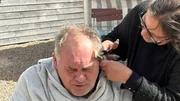 Vor der Galerieeröffnung braucht Waldi noch einen frischen Haarschnitt. Vor der Galerieeröffnung braucht Waldi noch einen frischen Haarschnitt.