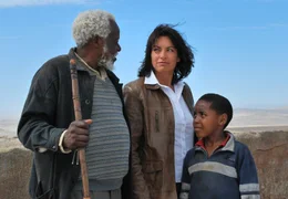 Moses (Chris April, li.) und der kleine Sem (Mpho Nokubeka) zeigen Hanna (Christine Neubauer) ihre afrikanische Heimat.