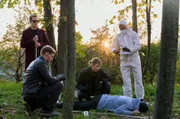 Noch eine Leiche: Haller (Philipp Hochmair, li.) zeigt Laura (Jaschka L&auml;mmert, 2. v. re.) und Peter Lassmann (Michael Edlinger, unten li.) den Toten (Erwin Reichel, unten re.).