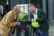Selbst die gesetzten Herren k&ouml;nnen der Helium-Versuchung nicht widerstehen. Von links: Ferdi (Abdon Ziegler) und Alois Preissinger (Erich Hallhuber).