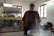 Bernd Schweiger vor dem gebrauten Bier. Bernd Schweiger vor dem gebrauten Bier.