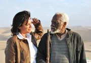Von Moses (Chris April) erf&auml;hrt Hanna (Christine Neubauer), dass das Land f&uuml;r sein Volk heilig ist.