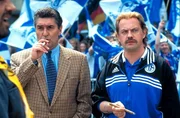 Ob Schalke-Manager Rudi Assauer (l.) auf Hans Pollaks (Uwe Ochsenknecht, r.) Fu&szlig;ballweisheiten h&ouml;rt?