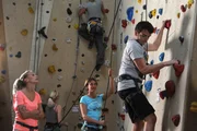 Flori will sich an der Kletterwand als Held beweisen. Von links: Klara (Josephine Kroetz) und Florian Brunner (Tommy Schwimmer). Flori will sich an der Kletterwand als Held beweisen. Von links: Klara (Josephine Kroetz) und Florian Brunner (Tommy Schwimmer).