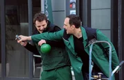 Mit vom Helium piepsiger Stimme beantwortet Flori das Werkstatttelefon. Von links: Florian Brunner (Tommy Schwimmer) und Mike Preissinger (Harry Blank).