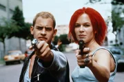 Um schnellstm&ouml;glich 100.000 D-Mark aufzutreiben, &uuml;berf&auml;llt Manni (Moritz Bleibtreu) einen Supermarkt. Als Lola (Franka Potente) ankommt, eilt sie ihrem Freund zu Hilfe.