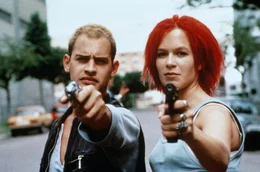 Um schnellstm&ouml;glich 100.000 D-Mark aufzutreiben, &uuml;berf&auml;llt Manni (Moritz Bleibtreu) einen Supermarkt. Als Lola (Franka Potente) ankommt, eilt sie ihrem Freund zu Hilfe.