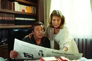 4 Berthold (Günter Mack) und Margot (Jutta Speidel) entdecken in der Zeitung Anzeigen, die mit dem mysteriösen Tod des Kronzeugen im Trettner-Prozeß zu tun haben. 4 Berthold (Günter Mack) und Margot (Jutta Speidel) entdecken in der Zeitung Anzeigen, die mit dem mysteriösen Tod des Kronzeugen im Trettner-Prozeß zu tun haben.