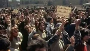 Als die neuen islamische Regierung Khomeinis eine Fatwa erl&auml;sst, die Frauen in der &Ouml;ffentlichkeit das Tragen des Hijab vorschreibt, versammeln sich am 8. M&auml;rz 1979 mehr als 100.000 Frauen zu Protestz&uuml;gen auf den Stra&szlig;en Teherans.