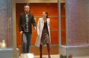Der Zustand einer 16-jährigen Patientin verschlechtert sich rapide. Dr. Allison Cameron (Jennifer Morrison, r.) bittet Dr. Gregory House (Hugh Laurie, l.) um Hilfe ... Der Zustand einer 16-jährigen Patientin verschlechtert sich rapide. Dr. Allison Cameron (Jennifer Morrison, r.) bittet Dr. Gregory House (Hugh Laurie, l.) um Hilfe ...