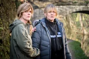 Nach ihrem Krankenhausaufenthalt leidet Catherine (Sarah Lancashire, re.) unter den Folgen des traumatischen Angriffs. Sie ahnt noch nicht, dass Tommy bereits ihrem Enkel Ryan aus der Distanz auflauert. Nach ihrem Krankenhausaufenthalt leidet Catherine (Sarah Lancashire, re.) unter den Folgen des traumatischen Angriffs. Sie ahnt noch nicht, dass Tommy bereits ihrem Enkel Ryan aus der Distanz auflauert.