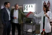 Die Kommissare Hofer (Joseph Hannesschläger, M.) und Hansen (Igor Jefti?, l.) sind gespannt auf die Untersuchungsergebnisse von Pathologin Mai (Sina Wilke, r.). Die Kommissare Hofer (Joseph Hannesschläger, M.) und Hansen (Igor Jefti?, l.) sind gespannt auf die Untersuchungsergebnisse von Pathologin Mai (Sina Wilke, r.).