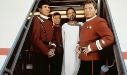 Der vulkanische Herrscher Sybok (Laurence Luckinbill, 2.v.r.) hat die Enterprise mitsamt der Crew gakapert.