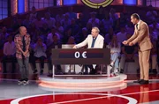 Moderator Kai Pflaume mit Rateteam-Kapit&auml;n Bernhard Ho&euml;cker und dem Schauspieler Stephan Grossmann.