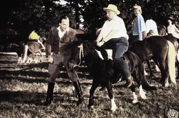 4. Mit dem wohlbeleibten Ottokar (Herbert Kiper) hat das Pony ganz sch&ouml;n zu tun. Jochen (Paul Klinger, li.) gibt acht, dass er nicht hinunterf&auml;llt.
