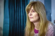 Clare (Siobhan Finneran) macht sich Sorgen um ihre Schwester Catherine, die nach einer gewaltvollen Auseinandersetzung mit Tommy um ihr Leben kämpft. Clare (Siobhan Finneran) macht sich Sorgen um ihre Schwester Catherine, die nach einer gewaltvollen Auseinandersetzung mit Tommy um ihr Leben kämpft.