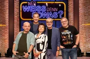 Moderator Kai Pflaume (2.v.l.) und seine Rateteam-Kapit&auml;ne Bernhard Ho&euml;cker (l.) und Elton (r.) begr&uuml;&szlig;en in dieser Sendung den Schauspieler Wolfgang Stumph (2.v.r.) und die Schauspielerin Claudia Schmutzler (3.v.l.).