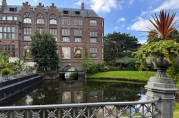 Der Hortus Botanicus im niederl&auml;ndischen Leiden: Hier zeichneten im 17. Jahrhundert viele K&uuml;nstlerinnen im Auftrag der Wissenschaft. Mit ihren Stillleben und Zeichnungen f&ouml;rderten sie das &ouml;ffentliche Interesse an Botanik und Zoologie.