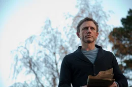 Investigativ-Journalist Mikael Blomkvist (Daniel Craig) ist auf eine Insel im Norden Schwedens gereist, um das mysteri&ouml;se Verschwinden von Harriet Vanger aufzukl&auml;ren, die vor &uuml;ber 40 Jahren spurlos verschwand.