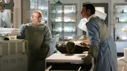 Doc Robbins (Robert David Hall, li.) und Michael Keppler (Liev Schreiber) erleben bei der Obduktion eine &Uuml;berraschung: Aus der Leiche wurden s&auml;mtliche noch verwertbare K&ouml;rper- und Gewebebeteile entwendet. Stattdessen finden sie im K&ouml;rper des Toten Plastikrohre, einen Besenstiel und sogar einen Regenschirm.