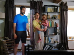 Ad&eacute;la?de (Camille Lou, M.), Ihr Mann Simon (Hakim Jemili, l.) und die kleine Romy (Romy Blondel, r.) betrachten die Verw&uuml;stung in ihrem Wohnzimmer, nachdem ein riesiger Keiler durch das Erdgeschoss ihres Hauses gelaufen ist.