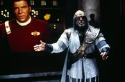 Kirk (William Shatner, l.) muss den Botschafter der Klingonen (John Schuck, r.) von seinen guten Absichten &uuml;berzeugen.