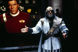 Kirk (William Shatner, l.) muss den Botschafter der Klingonen (John Schuck, r.) von seinen guten Absichten &uuml;berzeugen.