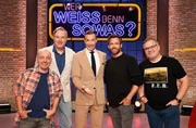Moderator Kai Pflaume (M.) und seine Rateteam-Kapit&auml;ne Bernhard Ho&euml;cker (l.) und Elton (r.) begr&uuml;&szlig;en in dieser Sendung den Schauspieler Stephan Grossmann (2.v.l.) und den Schauspieler Ken Duken (2.v.r.).