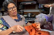 Die Köchin Doña Brigida Manzano, auch „La Chinita“ genannt, betreibt seit über 30 Jahren einen Straßenstand und wurde damit im ganzen Viertel bekannt. Die Köchin Doña Brigida Manzano, auch „La Chinita“ genannt, betreibt seit über 30 Jahren einen Straßenstand und wurde damit im ganzen Viertel bekannt.