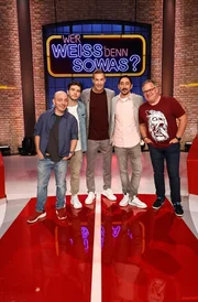 Moderator Kai Pflaume (M.) und seine Rateteam-Kapit&auml;ne Bernhard Ho&euml;cker (l.) und Elton (r.) begr&uuml;&szlig;en in dieser Sendung den S&auml;nger und Songwriter Octavian Rasinariu (2.v.l.) und den Rapper und Schauspieler Eko Fresh (2.v.r.).