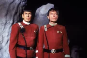 Auf Captain Spock (Leonard Nimoy, l.) und Dr. McCoy (DeForest Kelley, r.) wartet ein neues Abenteuer.