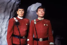 Auf Captain Spock (Leonard Nimoy, l.) und Dr. McCoy (DeForest Kelley, r.) wartet ein neues Abenteuer.
